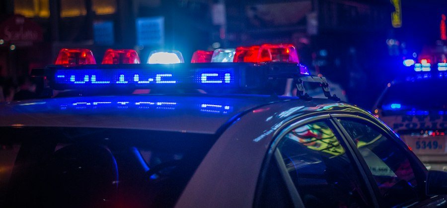 Viatura policial com giroflex aceso