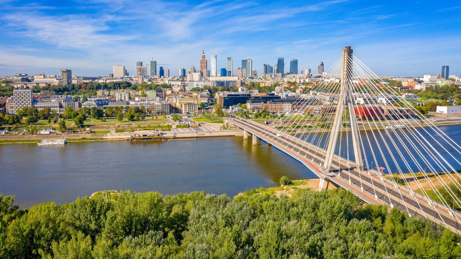 Vista aérea de cidade com ponte estaiada sobre o rio