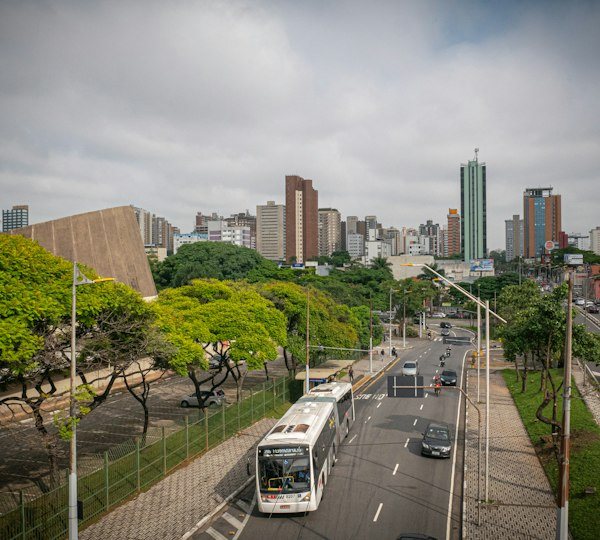 Avenida movimentada com prédios