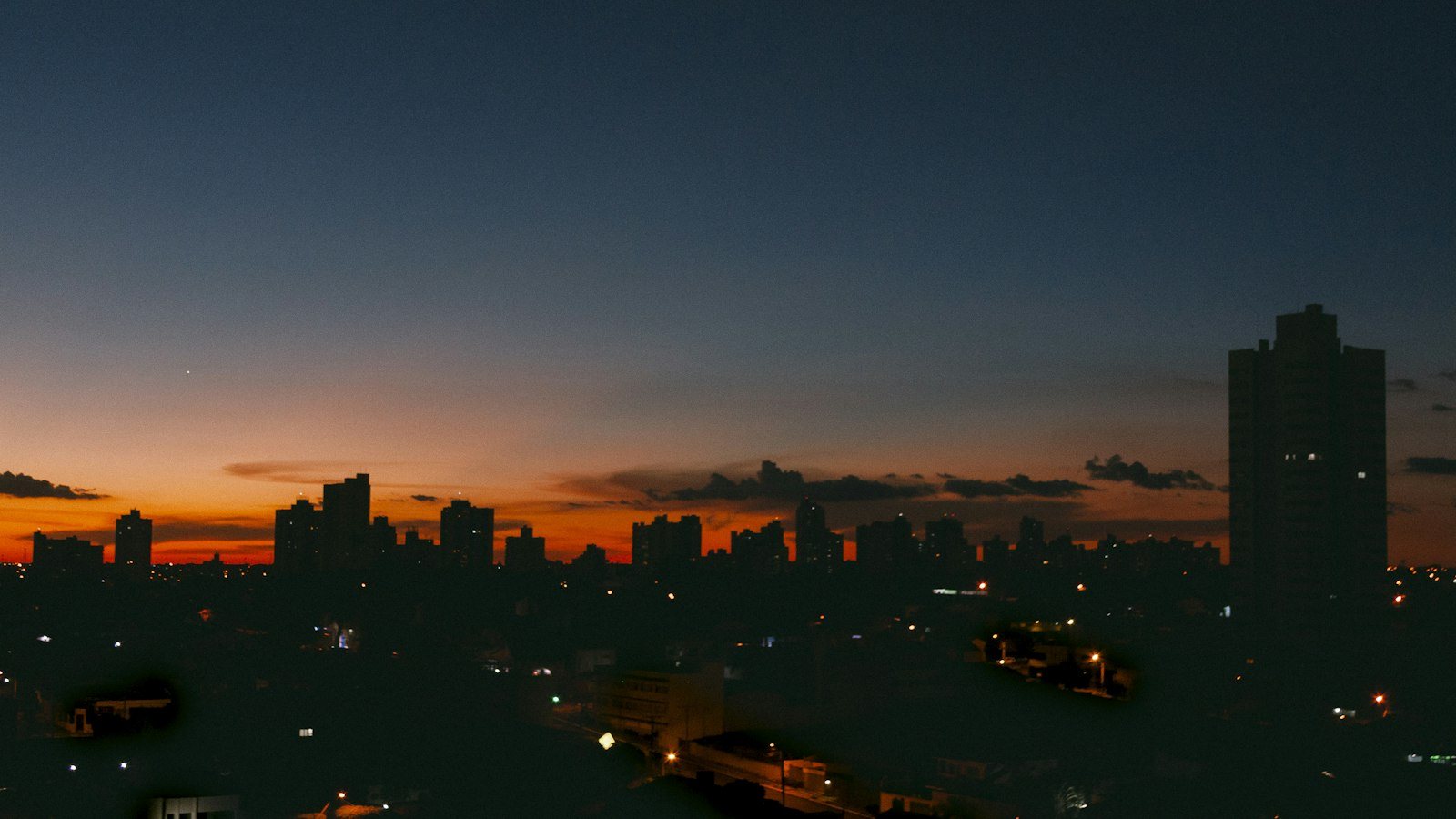 Skyline de cidade à noite